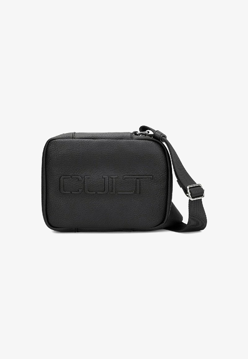 Borsa a tracolla in pelle nera con logo "CULT" in rilievo, forma rettangolare, chiusura con zip e tracolla regolabile. Texture liscia e design elegante.