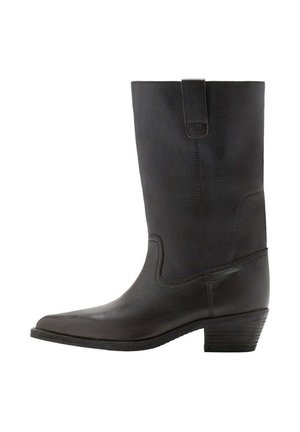 Botte noire en cuir à mi-mollet, avec une languette d’enfilage, un bout pointu et un talon bloc bas.