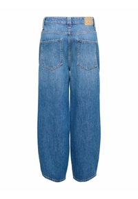 Svijetloplave traperice širokog kroja, s oznakom na pojasu, dva stražnja džepa i čistim završetkom na rubu.