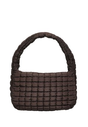 Piccola borsa trapuntata marrone scuro con manico largo morbido imbottito e corpo rettangolare su sfondo bianco.