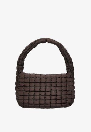 Piccola borsa trapuntata marrone scuro con manico largo morbido imbottito e corpo rettangolare su sfondo bianco.