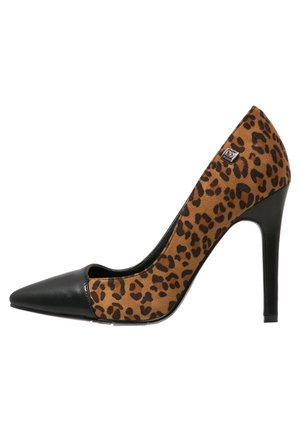Zapato de tacón alto de ante con estampado de leopardo y cuero negro, con punta puntiaguda y silueta elegante. Presenta un detalle sutil de logo en el lateral.