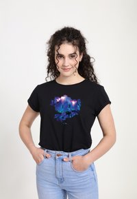 Zwarte katoenen t-shirt met een levendig blauw en paars grafisch ontwerp met bomen en bladeren, korte mouwen en een relaxte pasvorm.