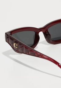 COACH Aurinkolasit - transparent deep red