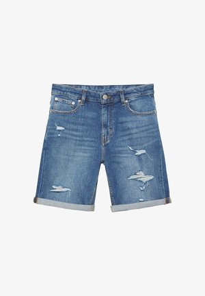 Pantaloni scurți de blugi albaștri cu tivuri rulate și detalii uzate pe partea frontală a coapselor, având buzunare frontale și închidere cu nasture.