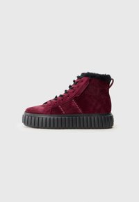 Burgunderfarvede suede high-top sneakers med sort faux fur trim, der har en tyk sort gummisål og snørebåndsdesign med markante sømme.
