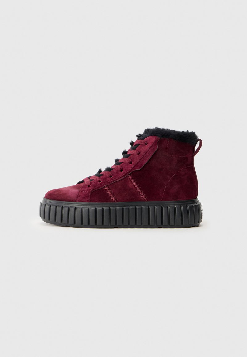 Burgunderfarvede suede high-top sneakers med sort faux fur trim, der har en tyk sort gummisål og snørebåndsdesign med markante sømme.