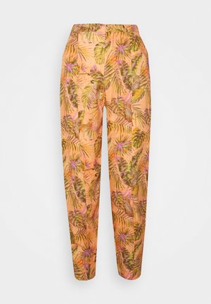 Hoch taillierte, zulaufende Hose mit orangefarbenem Grund, grünen Palmblättern, lila Blumen und Gepardenmuster.