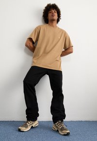 Carhartt WIP CHASE - Basic T-shirt - peanut/gold