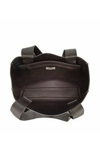 Črna torba za na ramo z dvema tkaninama narejenima ročajema, prostorno notranjostjo in žepom z zadrgo. Gladek tekstura, minimalističen dizajn.