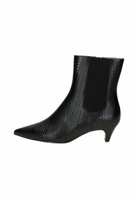 Stivale nero alla caviglia con punta appuntita, realizzato in pelle con motivo a pelle di serpente testurizzato, caratterizzato da pannelli laterali elastici e un tacco basso e affusolato.