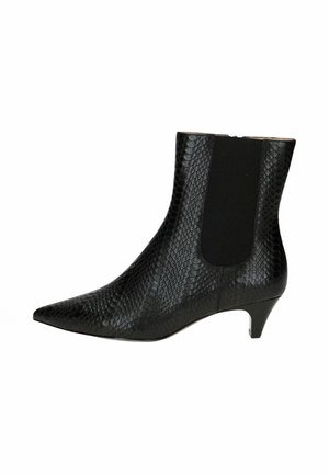 Stivale nero alla caviglia con punta appuntita, realizzato in pelle con motivo a pelle di serpente testurizzato, caratterizzato da pannelli laterali elastici e un tacco basso e affusolato.
