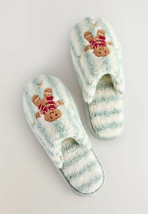 Flauschige, blau-weiße gestreifte Hausschuhe mit einer Stickerei eines Lebkuchenmanns, weicher Textur, offenes Zehendesign und abgerundeter Form.