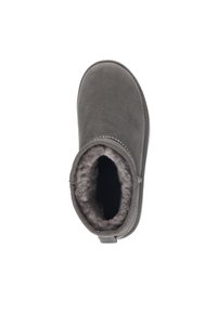 Stivale alla caviglia in suede grigio con una morbida fodera in peluche e punta rotonda. Include una cerniera laterale e dettagli cuciti lungo l'apertura.