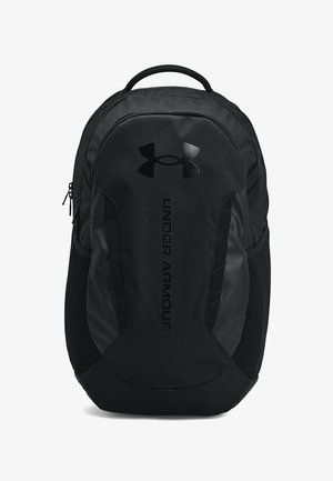Mochila Under Armour negra hecha de tela resistente, con superficie suave, respaldo acolchado, bolsillos laterales de malla y detalles sutiles con el logo.