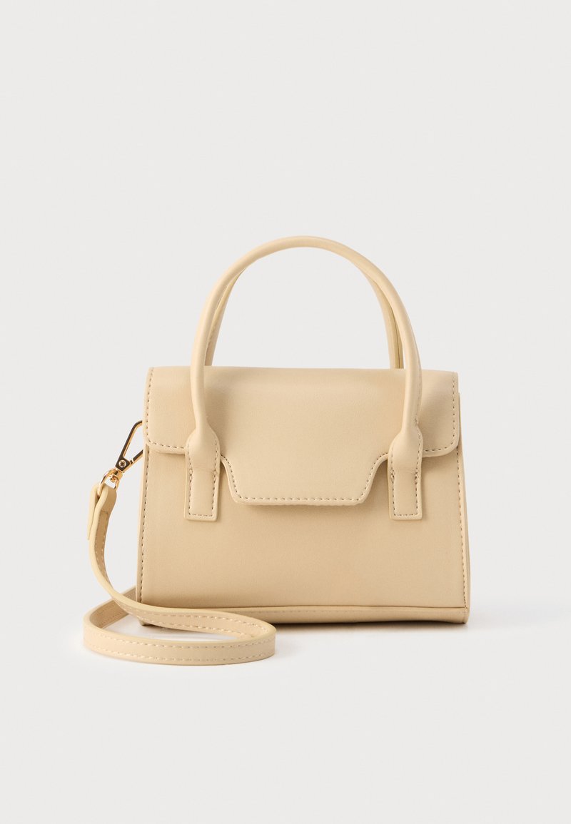 Sac à main en cuir beige à la silhouette structurée, doté d'une poignée supérieure, d'une bandoulière amovible et de détails cousus.
