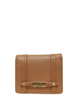 Portafoglio in pelle marrone con trama, con targhetta logo "A|X" dorata e cinturini decorativi sul davanti.