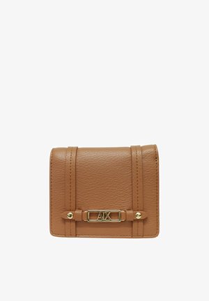 Portafoglio in pelle marrone con trama, con targhetta logo "A|X" dorata e cinturini decorativi sul davanti.