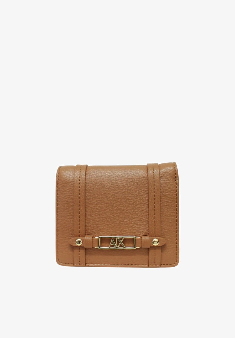Cartera marrón de cuero texturizado con placa de logotipo dorada "A|X" y correas decorativas en el frente.