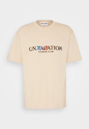 T-shirt en coton beige à manches courtes. Comprend un texte coloré "ON VACATION FITNESS CLUB". Design décontracté et ajustement relax.