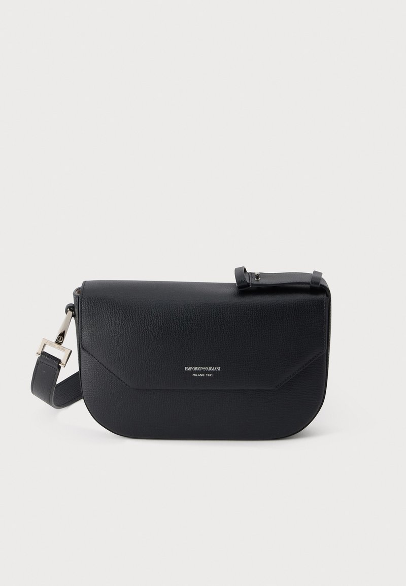 Μαύρη δερμάτινη τσάντα χιαστί Emporio Armani με κλείσιμο με καπάκι και ρυθμιζόμενο ιμάντα, με ανάγλυφο λογότυπο και κείμενο Milano 1981 μπροστά.
