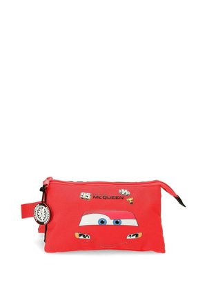 Bolsa con cremallera roja que presenta los ojos y detalles faciales de Rayo McQueen de Cars, con el número 95 y calcomanías relacionadas en el frente.