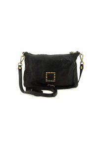 Borsa a tracolla in pelle nera con finitura testurizzata, hardware dorato, chiusura con zip e un accento a borchie quadrate sulla parte anteriore.