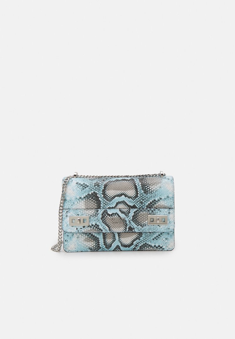 Borsa Python stampata in tonalità blu e grigio, con una tracolla in catena argentata e accentuazioni in metallo. Texture liscia con una forma strutturata.