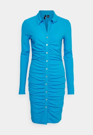 Vestido de malha azul com mangas longas, gola e botões na frente. Apresenta uma textura franzida ao longo do corpo para um ajuste justo.