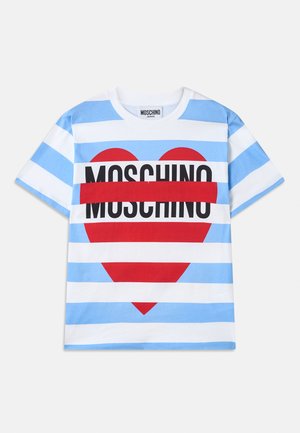 Gestreiftes T-Shirt in Hellblau und Weiß mit einem roten Herz-Graphic und "MOSCHINO"-Text in fetter schwarzer Schrift in der Mitte. Aus Baumwollmaterial.