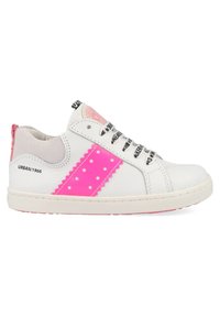 Witte sneaker met een roze accentstrik, voorzien van verhogingen, een getextureerde rubberen zool en zwarte veters met witte tekst.