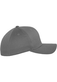 Grijze baseballcap met een ronde kroon, gebogen klep en gestikte accenten. Gemaakt van textiel met een structuur en ventilatieoogjes.