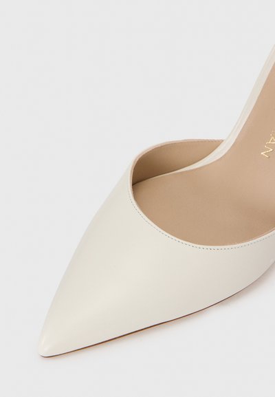Pantof alb cu vârf ascuțit, cu un exterior din piele netedă, un design cu decupaje și căptușeală bej. Stil elegant și minimalist.