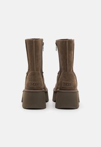 UGG CLASSIC TWIN SEAM NEW HEIGHTS - Platform bokacsizmák - hickory