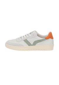 Sneakers bianchi in pelle con accenti in suede verde e tallone arancione. Presentano una punta perforata e una suola in gomma beige con trazione.