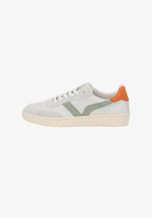 Weiße Leder-Sneaker mit grünen Wildlederakzenten und einer orangen Ferse. Verfügt über eine perforierte Zehenbox und eine beige Gummisohle mit Profil.