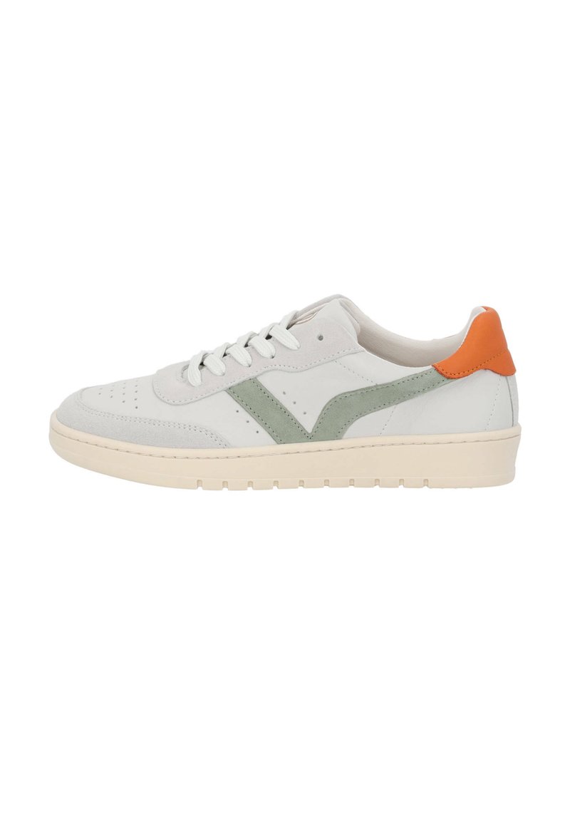 Weiße Leder-Sneaker mit grünen Wildlederakzenten und einer orangen Ferse. Verfügt über eine perforierte Zehenbox und eine beige Gummisohle mit Profil.