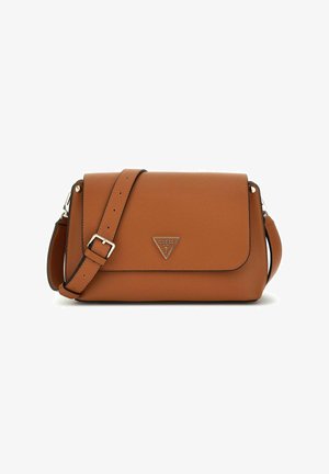 Sac bandoulière en cuir marron avec une finition texturée, un rabat avant et un accent métallique avec logo. Bandoulière réglable pour plus de polyvalence.