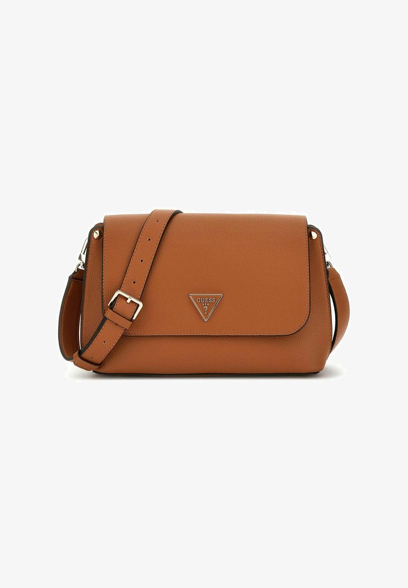 Sac bandoulière en cuir marron avec une finition texturée, un rabat avant et un accent métallique avec logo. Bandoulière réglable pour plus de polyvalence.