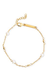 Bracelet en or avec de petites perles en or et des perles blanches, doté d'un fermoir à pince et d'une chaîne extensible avec une étiquette.