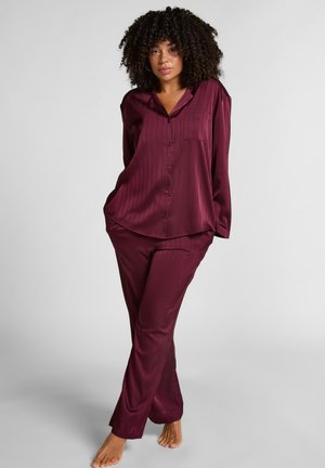 Bordeaux satijnen pyjama-set met een knoopsluiting en lange mouwen, voorzien van verticale strepen, en bijpassende broek met een comfortabele pasvorm.