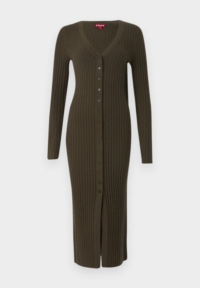 Dolga, khaki rebrasta kardigan z V-izrezom in dolgimi rokavi, ki ima rjave gumbe, ki se raztezajo po sprednji strani, ter razporek na dnu.