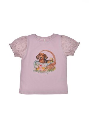 Hellrosa Kinderhemd mit gepufften, floralen Spitzenärmeln und einem Druck eines Dackels in einem Weidenkorb, umgeben von Blumen.