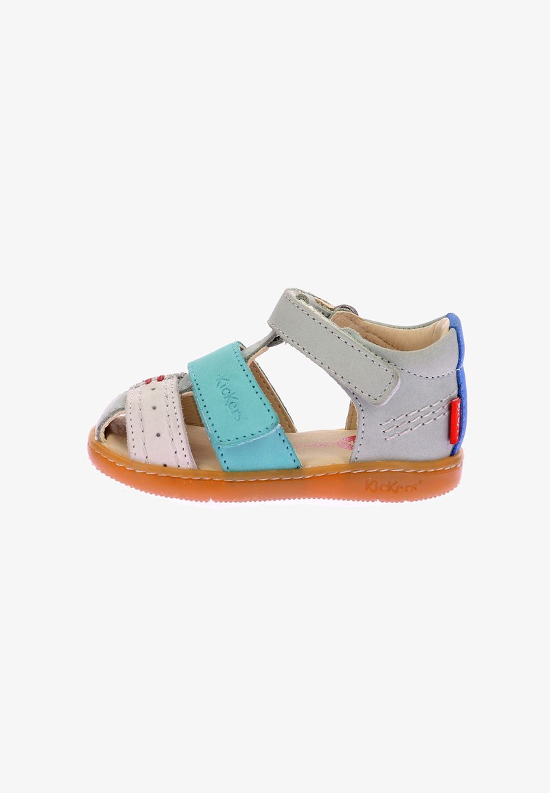 Sandalia infantil en cuero gris, azul y turquesa. Presenta una puntera abierta, tira de Velcro y suela de goma con acentos coloridos.