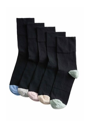 Fem par sorte crew-sokker arrangeret i en række, hver med forskellige farvede tæer: blå, grå, pink, beige og lysegrøn.