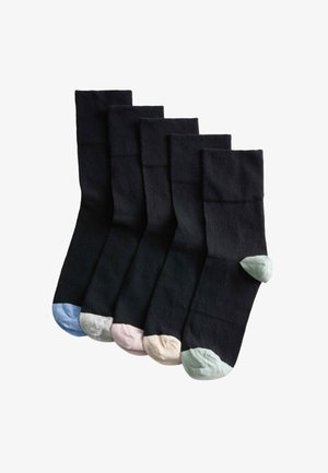 Fem par sorte crew-sokker arrangeret i en række, hver med forskellige farvede tæer: blå, grå, pink, beige og lysegrøn.