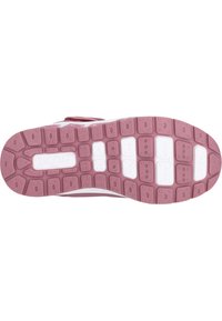Sole di sneaker in gomma rosa con accenti bianchi. Presenta un motivo di grip testurizzato e un logo a zigzag. Piatto con bordi arrotondati.