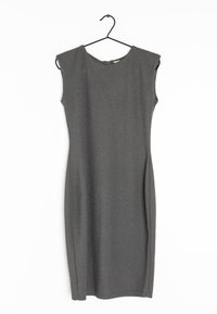 Robe grise sans manches avec un col rond et une fermeture éclair au dos, fabriquée en tissu doux et texturé, accrochée sur un crochet noir.