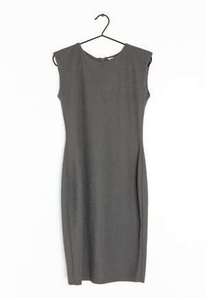 Mouwloze grijze jurk met een ronde halslijn en ritssluiting achteraan, gemaakt van een zachte, gestructureerde stof, hangend aan een zwarte haak.