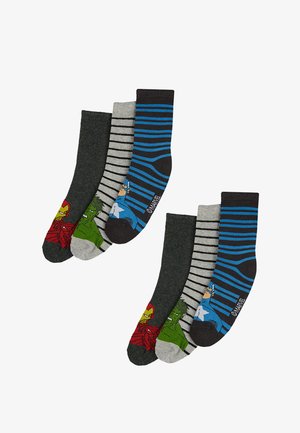 Vier paar katoenen sokken: donkergrijs, lichtgrijs met streepjes, blauw met streepjes en met superheldenpersonages in rood en groen.